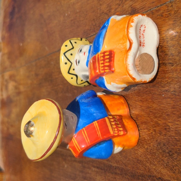 Vintage 1950's Salt and Pepper Shakers - Picture 2 of 3